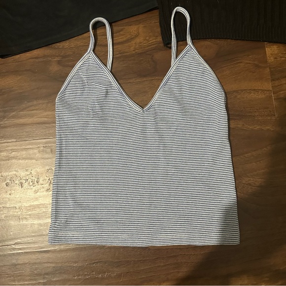 Bundle of 4 Cropped Tanks - Picture 3 of 8